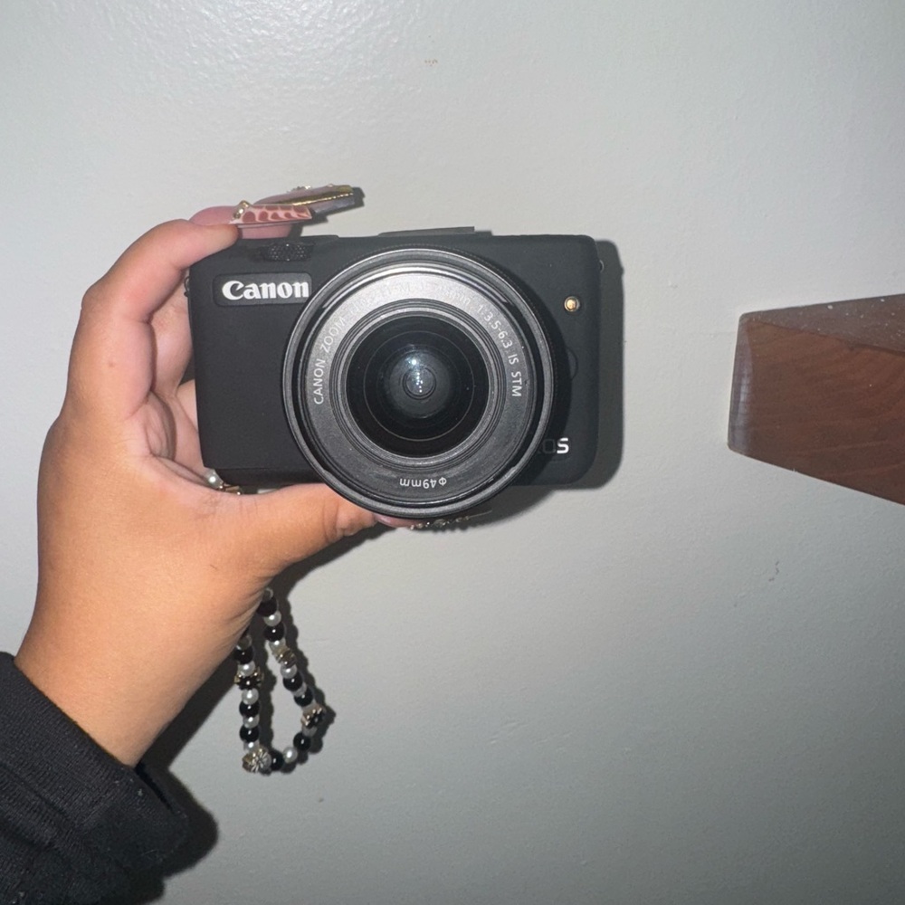 Canon EOS M10 Black Digital Camera with Articulating Screen - Picture 3 of 6